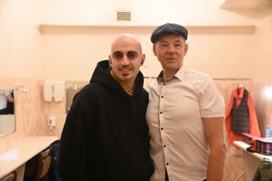 Олег Магадан улыбается за кулисами | Фото Любимцева