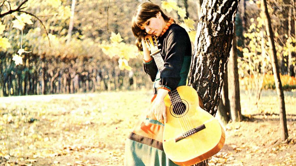 Жанна Бичевская с гитарой в лесу