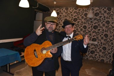 Юрий Михайличенко и Евгений Любимцев с гитарой