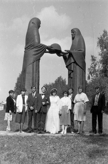 Свадьба в СССР. Возложение цветов женихом и невестой
