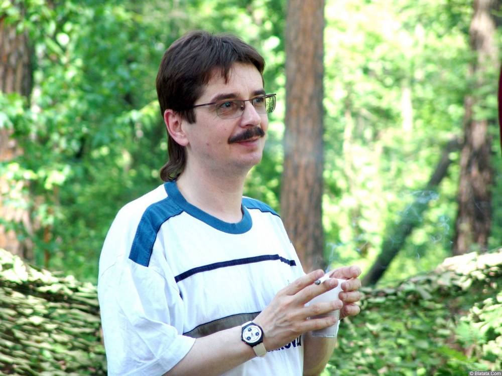 Виктор Третьяков курит на Ильменском фестивале 2006 года