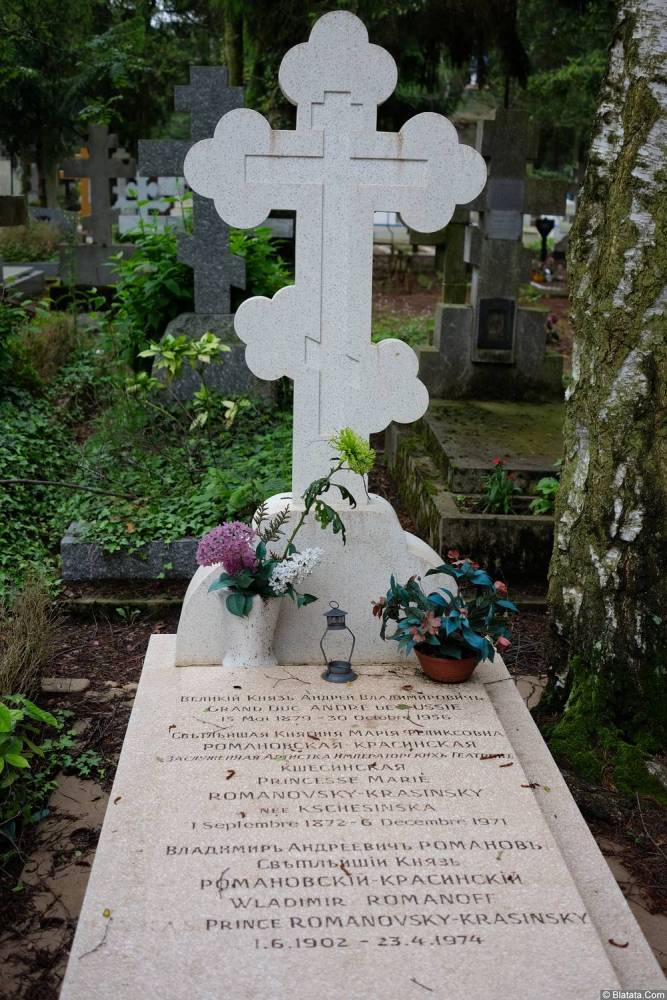 Могила Романовских на кладбище Сент-Женевьев-де-Буа