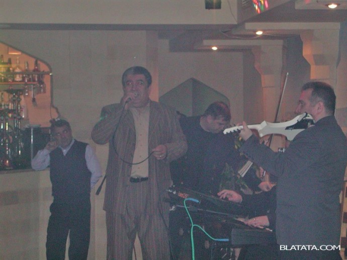 Бока Давидян с музыкантами на сцене поёт