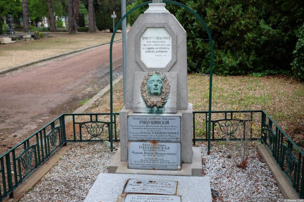 Семья профессора Рябушинского на кладбище Сент-Женевьев-де-Буа