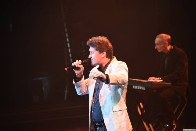 Владимир Черняков на концерте Новое и лучшее 30 ноября 2015 года поёт в Санкт-Петербурге