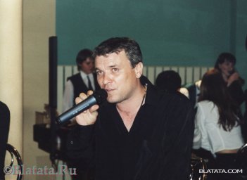 Александр Дюмин с микрофоном
