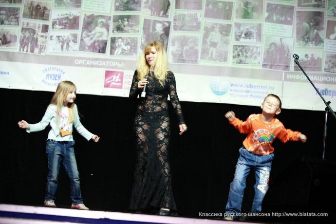 Таня Тишинская с детьми на сцене