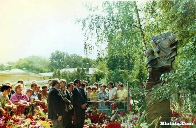 Вилли Токарев на могиле Владимира Высоцкого 3