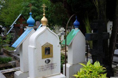 Могила Алёши Димитриевича на кладбище Сент-Женевьев-де-Буа 4
