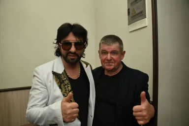 Александр Марцинкевич приветствует гостя фестиваля за кулисами