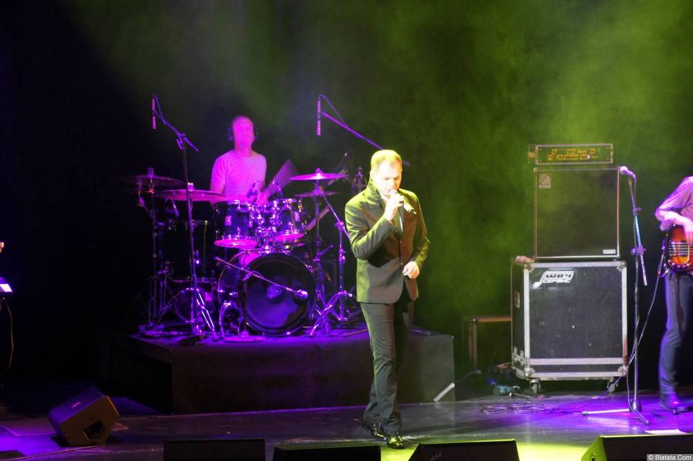 Алексей Брянцев в костюме на концерте 16 декабря 2014 года