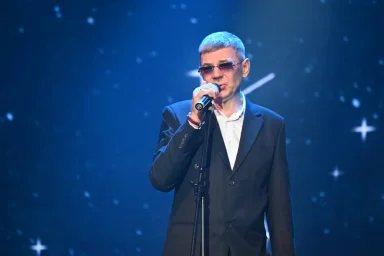 Олег Магадан исполняет песню