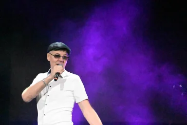 Олег Магадан выступает на сцене фестиваля