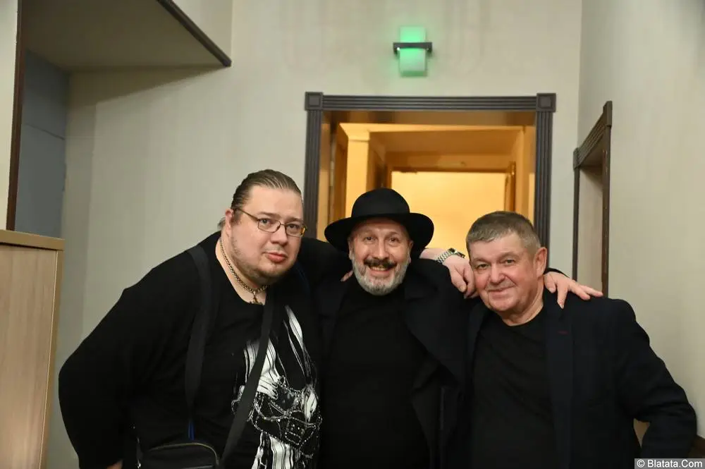 Евгений Любимцев улыбается за кулисами фестиваля в СПб 2025