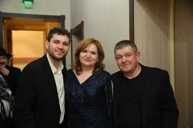 Евгений Любимцев на фоне афиши фестиваля «Звезды Невы» в Петербурге