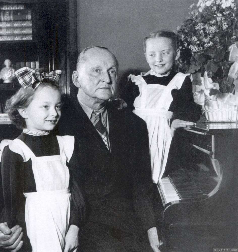 Александр Вертинский с доченьками