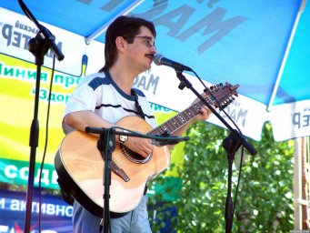 Виктор Третьяков с гитарой на сцене Ильменского фестиваля