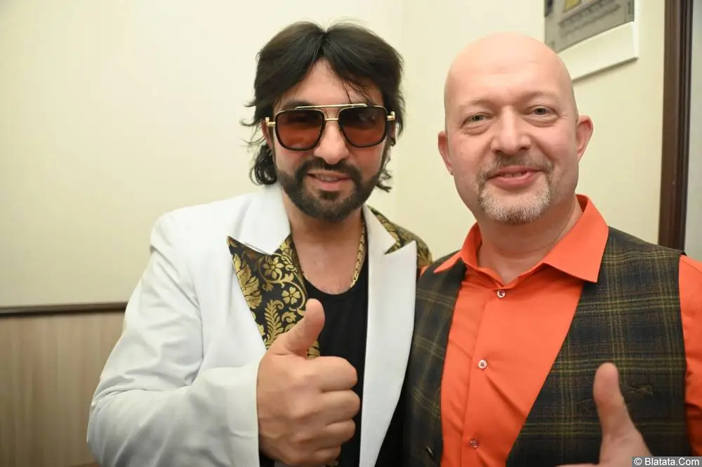 Александр Марцинкевич на фоне декораций фестиваля в Петербурге