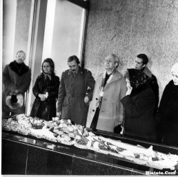 Прощание у гроба с Аркадием Северным в зале крематория в Ленинграде