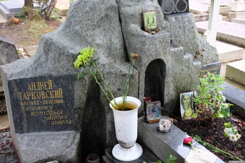 Могила Андрея Тарковского на кладбище Сент-Женевьев-де-Буа 2