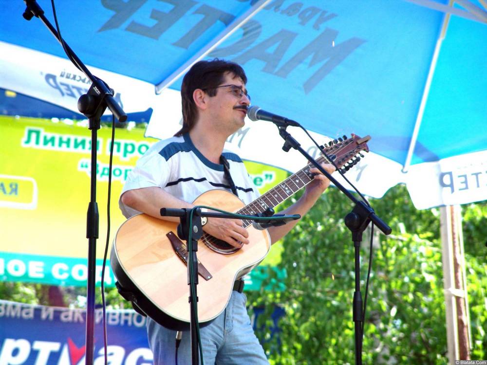 Виктор Третьяков выступает на сцене Ильменского фестиваля