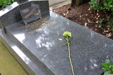 Могила Виктора Некрасова на кладбище Сент-Женевьев-де-Буа