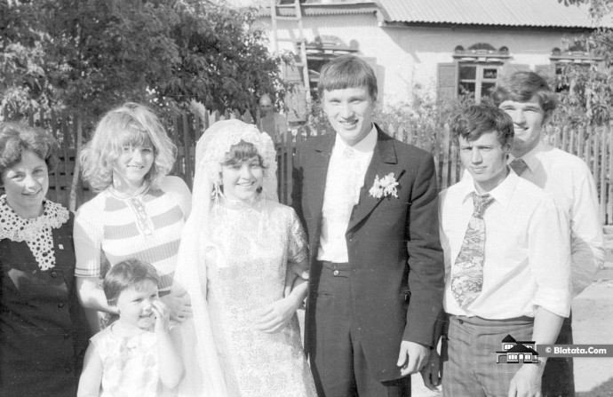 Жених с невестой гуляют под ручку по деревне в СССР
