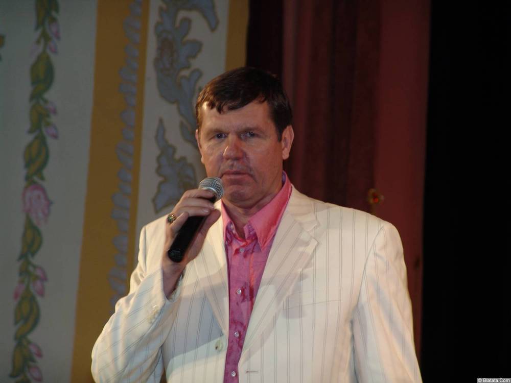 Александр Новиков в розовой рубашке
