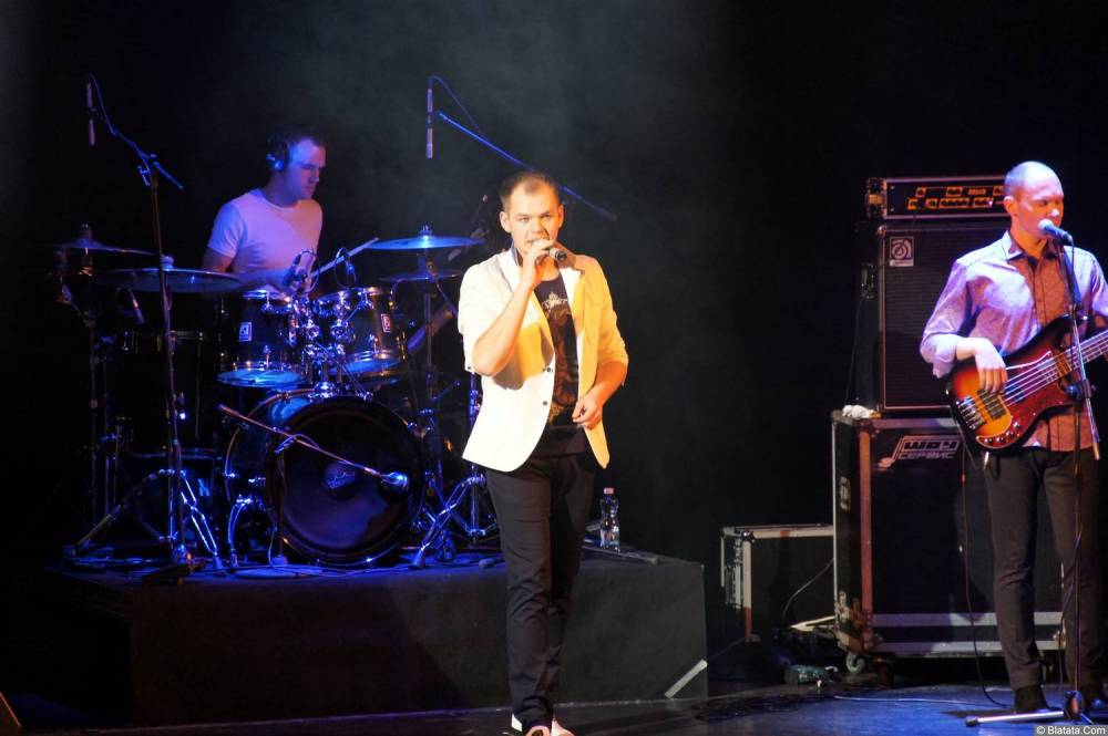 Алексей Брянцев в белом пиджаке на концерте 16 декабря 2014 года