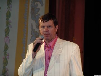 Александр Новиков в розовой рубашке