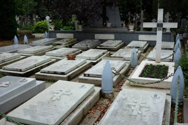 Могилы военных на кладбище Сент-Женевьев-де-Буа