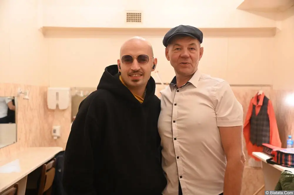 Олег Магадан улыбается за кулисами | Фото Любимцева