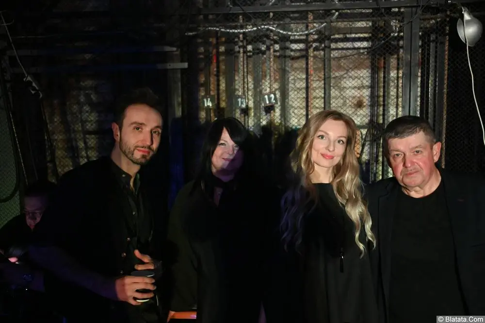 Евгений Любимцев в кругу артистов за кулисами «Звезд Невы»