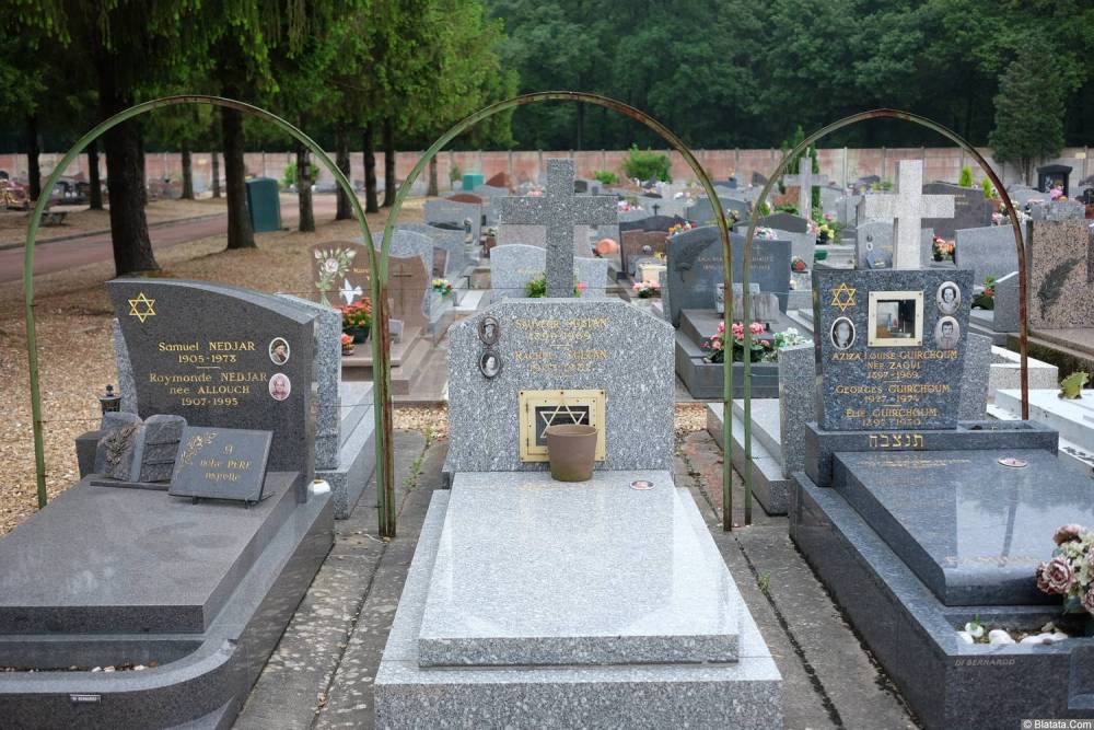 Еврейский квартал на кладбище Сент-Женевьев-де-Буа