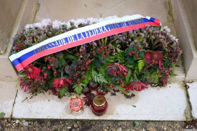 Цветы и ягоды от посольства России на кладбище Сент-Женевьев-де-Буа