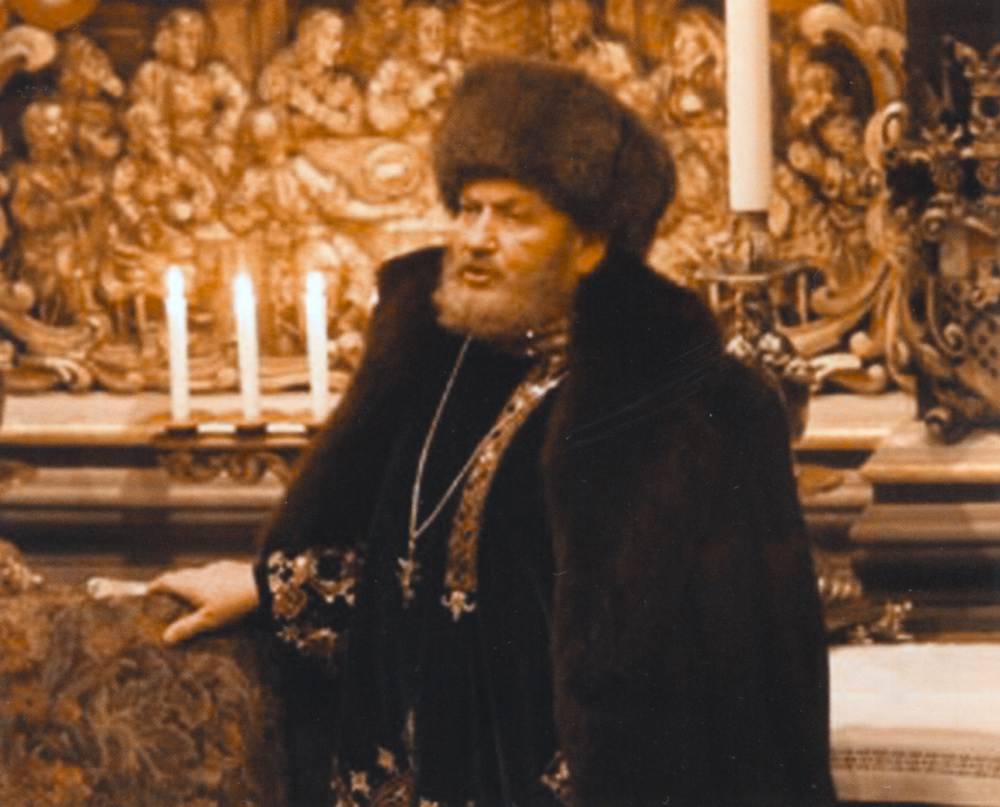 Иван Ребров в церкви в шапке