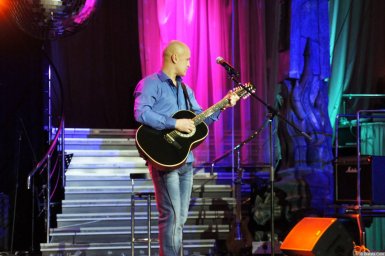 Анатолий Топыркин с гитарой на концерте Новое и лучшее 17 февраля 2015 года