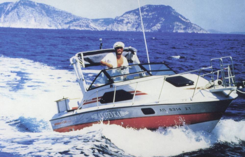 Ivan Rebroff управляет яхтой