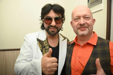 Александр Марцинкевич на фоне декораций фестиваля в Петербурге