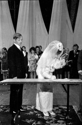 Невеста расписывается. Фото сделано в 1976 году