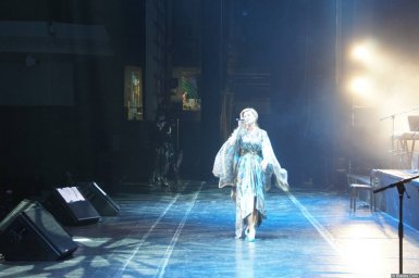 Вика Цыганова поёт на XX-м фестивале памяти Аркадия Северного