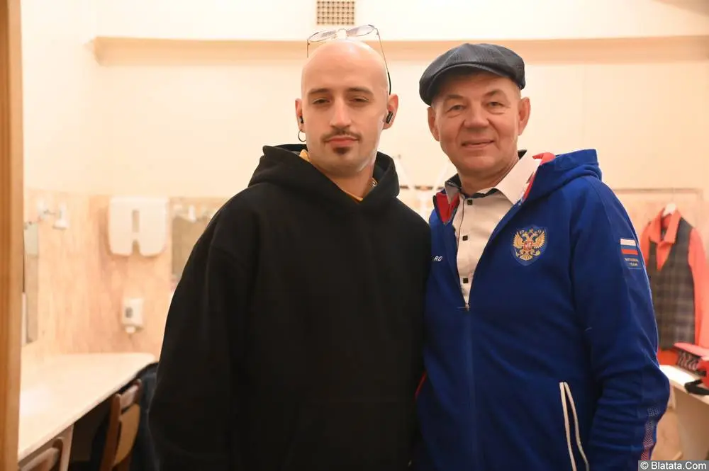 Олег Магадан улыбается за кулисами