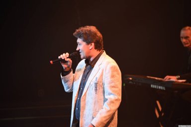 Владимир Черняков на концерте Новое и лучшее 30 ноября 2015 года поёт на сцене в Санкт-Петербурге