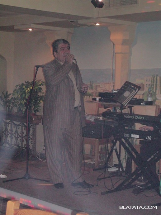 Бока Давидян с микрофоном на сцене поёт