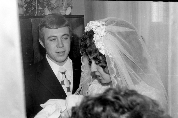 Невеста и жених 1975 год. Будущая пара приехала в ЗАГС