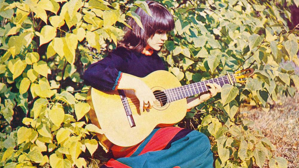 Жанна Бичевская с гитарой