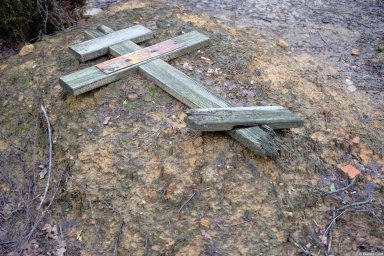Крест на кладбище Сент-Женевьев-де-Буа