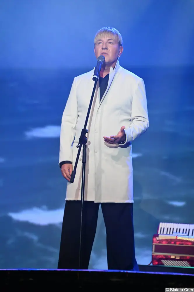 Сергей Рогожин с легкой улыбкой смотрит в зал