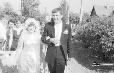 Жених с невестой гуляют под ручку по деревне в СССР