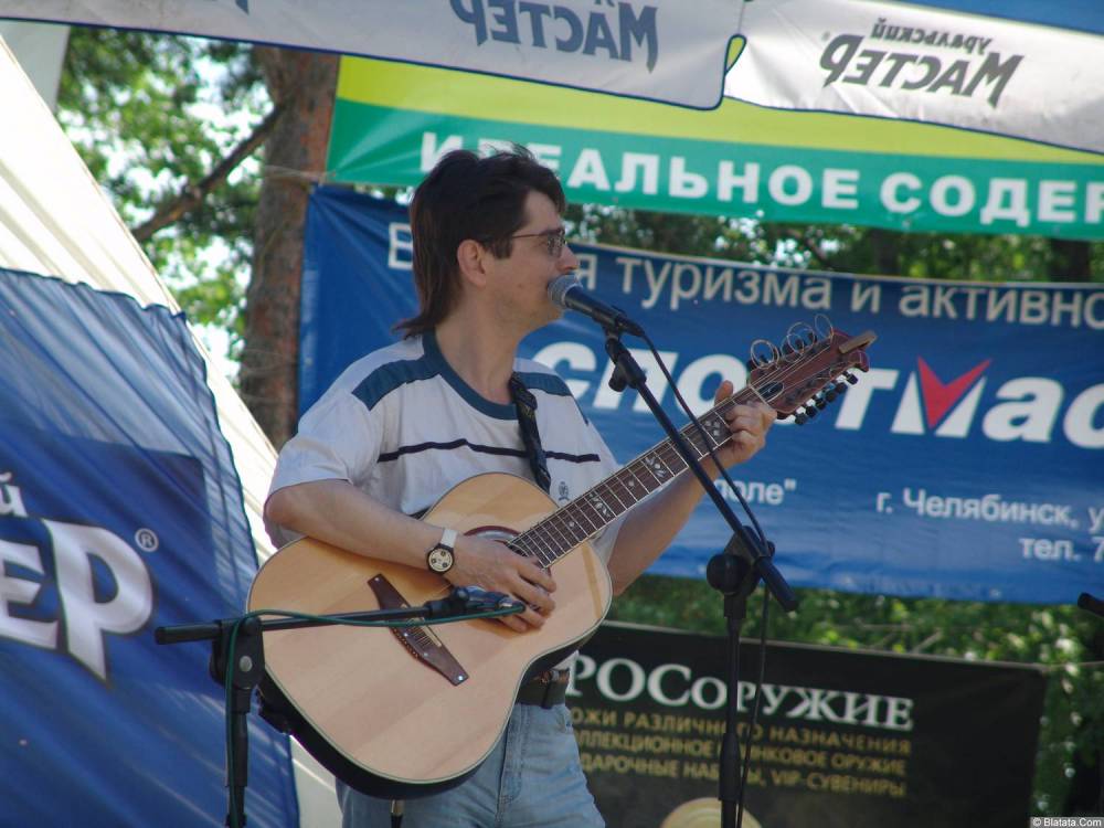 Виктор Третьяков на сцене поёт